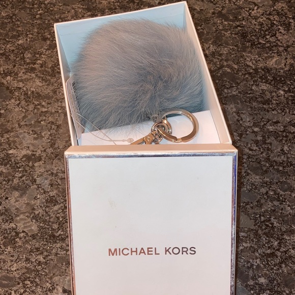 Micheal Kors Fur Pom Pom - Picture 6 of 6